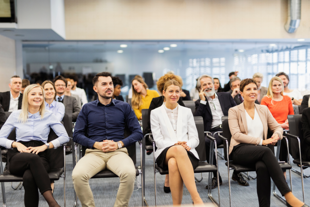 Personnes assistant à une conférence