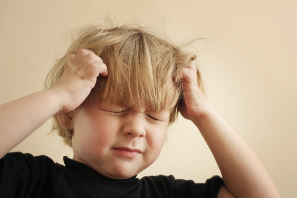 Enfant tête avec des poux